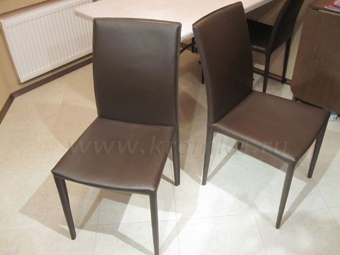 кухонные стулья - металлический каркас, обтянут искусственной кожей