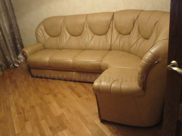 кожаный диван в кабинете мужа - пришлось плясать от него